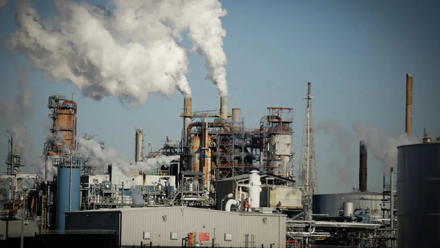 Giá dầu tăng mạnh, vượt 116 USD/thùng khi ông Trump dọa 'chiếm dầu' Iran