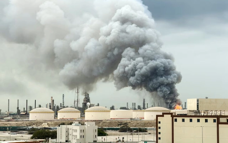 Giá dầu vượt 116 USD/thùng khi Houthi lần đầu tham chiến, ông Trump dọa 'chiếm dầu' Iran - Ảnh 2.