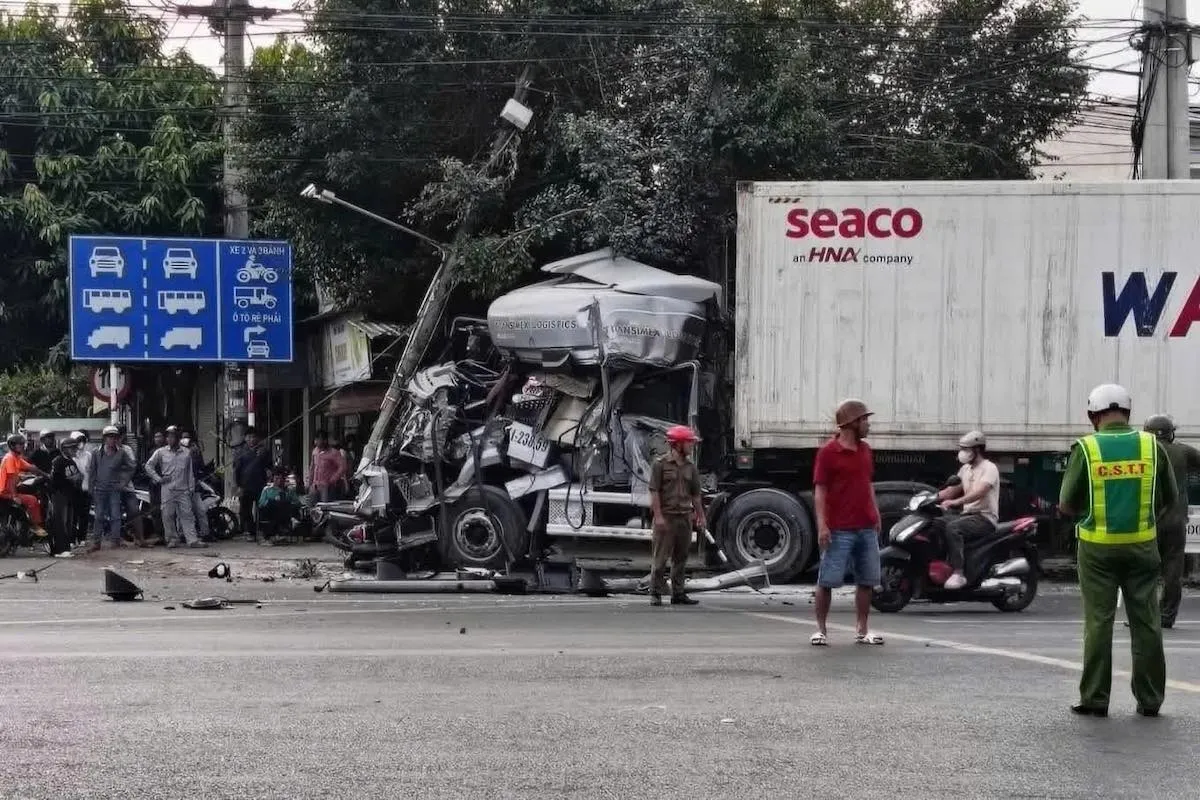 Thumbnail Ôtô container tông loạt xe máy trên quốc lộ 13.